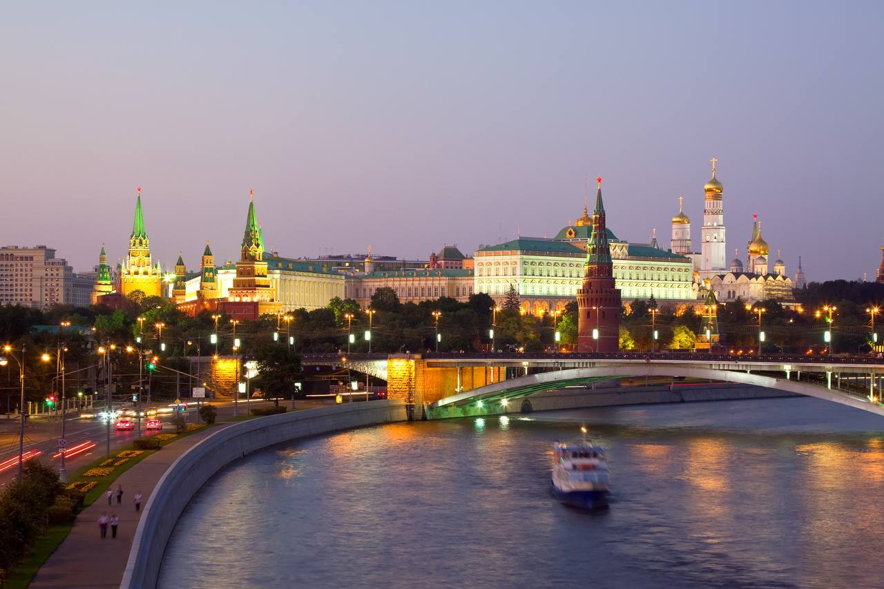 878-летие Москвы будут отмечать два дня — 13 и 14 сентября   Жители и гости Москвы смогут отметить день города в выходные дни, которые выпадают на начало осени — 13 и 14 сентября, следует из указа мэра столицы Сергея Собянина.  Праздничные мероприятия пройдут в исторических местах города, парках, учреждениях культуры, образования и социальной защиты, а также на площадках в жилых районах. В ближайшее время будет утверждена программа празднования дня города.  Фото: freepik    / Все каналы АиФ