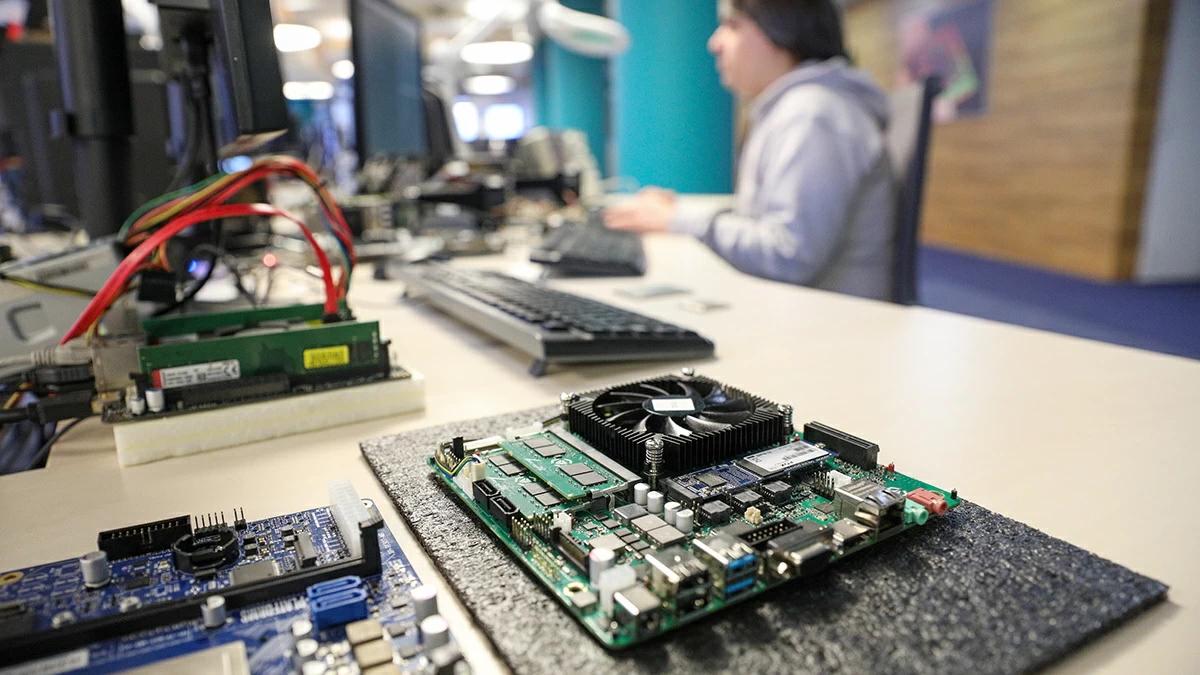 Разработчики российской электроники предложили Минпромторгу регламентировать практику форвардных контрактов в сфере радиоэлектронной промышленности В частности участники рынка предлагают установить минимальную долю форвардных контрактов в госзакупках на уровне 10 и возможность авансирования заказа до 100 от суммы Эти предложения были направлены консорциумом АНО Вычислительная техника АНО ВТ в него входят Аквариус Yadro Элемент и др два собеседника близких к различным компаниям разработчикам электроники и источник близкий в АНО ВТ Подписаться niiet Поддержать канал