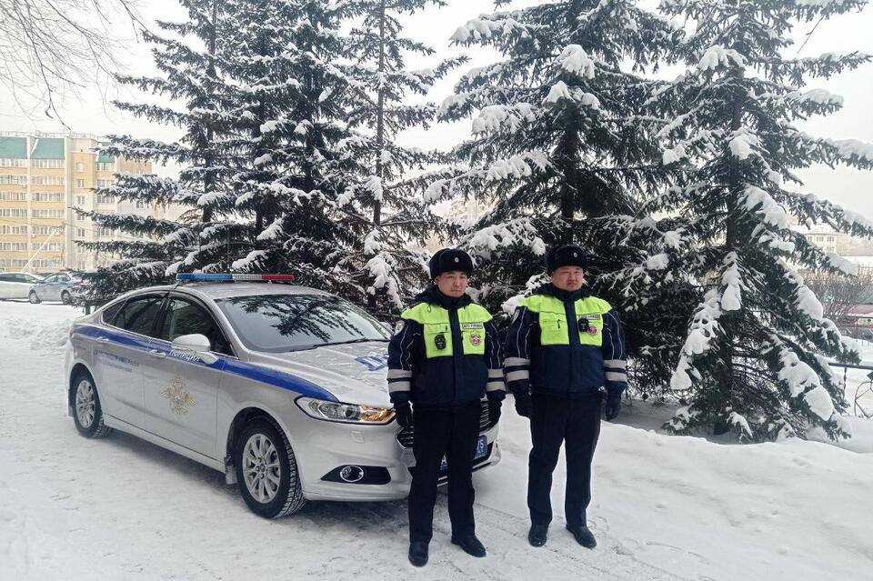 Время добрых новостей!  В прошлую пятницу инспекторы ДПС в Забайкалье оказали помощь 5-летней девочке, которая нуждалась в экстренной медицинской помощи.   Старшие лейтенанты полиции Владимир Мункуев и Булат Доржиев несли службу в Читинском районе на федеральной трассе Чита – Забайкальск.  Из-за обильного снегопада на дороге образовался затор из автомобилей, и один из водителей обратился к полицейским за помощью. Он рассказал, что везёт свою дочь из села Елизаветино в больницу краевого центра, так как девочке требуется медицинская помощь. Ребёнок подавился и ему трудно дышать.  Автоинспекторы доложили о произошедшем в дежурную часть и приняли решение доставить девочку в больницу. Они усадили малышку с матерью в патрульную машину и включив проблесковые маячки, доставили их в медицинское учреждение, где передали ребёнка врачам.  Родители девочки позже поблагодарили инспекторов ДПС за своевременно оказанную помощь и рассказали, что с дочерью сейчас всё хорошо.