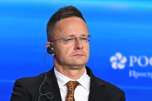 Сийярто неожиданно холодная зима поставила Западную Европу на колени В Венгрии коллапса не случилось заявил министр иностранных дел и внешнеэкономических связей Страна продолжает функционировать в этих необычных погодных условиях Здесь не пришлось закрывать железнодорожные линии не пришлось закрывать аэропорты сказал Петер Сийярто в эфире программы Час правды По его словам венгерские системы здравоохранения и образования также работают без сбоев в сложных погодных условиях Подписаться на Говорит Москва Telegram VK MAX