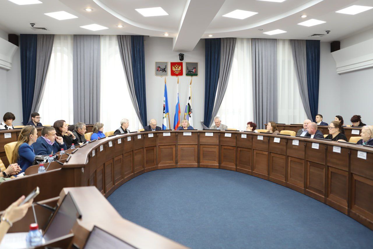 В Иркутске избрали членов Общественной палаты восьмого созыва В администрации областного центра прошла городская конференция общественности в рамках процедуры избрания членов Общественной палаты Иркутска восьмого созыва Председателем мероприятия был избран руководитель Союза дорожников Иркутской области Николай Хиценко Также в нем приняли участие заместитель мэра руководитель аппарата администрации Иркутска Елена Войцехович и начальник управления реализации общественных инициатив мэрии Александра Егорова Делегаты представляли общественные организации и объединения ТОС действующие на территории города Сегодня у нас с вами серьезная миссия выбрать новых членов городской Общественной палаты В ее состав входят 25 общественных деятелей 10 из них были ранее предложены мэром Русланом Болотовым 15 мы определим на конференции отметила Елена Войцехович Общественная палата это очень важный орган в жизни столицы региона Его основная функция взаимодействие граждан общественных объединений с органами местного самоуправления В составе должны быть люди имеющие опыт работы в общественной деятельности и готовые бескорыстно помогать и отстаивать интересы Иркутска и его жителей В рамках мероприятия было проведено открытое голосование за 21 кандидата Имена членов нового созыва можно узнать на сайте администрации города На первое пленарное заседание члены Общественной палаты Иркутска восьмого созыва соберутся в ноябре