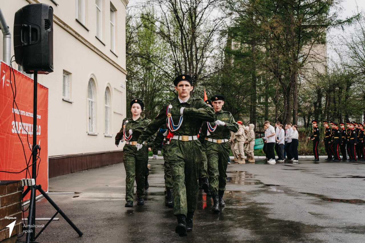 Сотрудники и подопечные филиала фонда «Защитники Отечества» по Алтайскому краю приняли участие в муниципальном этапе военно-патриотической игры «Зарница 2.0». Сотрудники и подопечные филиала фонда, ветераны Максим Осадчий, Дмитрий Белоглазов, Дмитрий Школин, Павел Алимбаев выступили судьями муниципального этапа игры «Зарницы «2.0», которая прошла в Барнауле. Они оценивали ребят, которые проходили состязания командиров, штурмовиков, операторов беспилотников и многих других дисциплинах. В райцентре Красногорское социальный координатор Алина Гущина стала организатором и судьей муниципального этапа игры. Она организовала эстафету, включавшей в себя метание гранаты на точность, преодоление препятствия из шин, переноску боеприпасов и многое другое. Также в качестве судей были приглашены подопечные филиала – ветераны СВО. В райцентре Мамонтово социальный координатор филиала фонда Ольга Ершова в рамках муниципального этапа выступила соорганизатором и судьей на индивидуальном состязании командиров старшей и средней возрастной групп, а также на тактической подготовке в этих же возрастных группах. Также сотрудники филиала фонда приняли участие в «Зарнице 2.0» в Ельцовском, Панкрушихинском, Солонешенском районах. «Зарница 2.0» – военно-патриотическая игра, «наследница» советского военно-спортивного состязания. Новая «Зарница» проходит на принципиально ином организационном и технологическом уровне, с учетом новых реалий – таких, как использование беспилотников и многого другого. Филиал фонда «Защитники Отечества» выступает партнером проведения игры в регионе. Победители региональных этапов 2025 года примут участие в окружных и – осенью – во всероссийском финале. Фото: Движение Первых Алтайского края, личный архив участников.