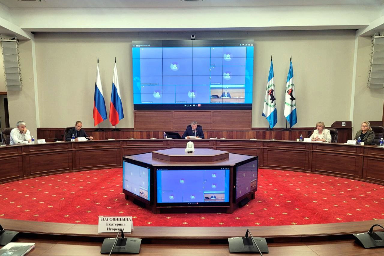 Изменения в федеральном земельном законодательстве обсудили в Правительстве Иркутской области  Заседание прошло под руководством Губернатора Игоря Кобзева.    С 1 марта 2025 года регистрационные действия в отношении земельного участка не могут быть выполнены, если в Едином государственном реестре недвижимости  ЕГРН  отсутствуют сведения о местоположении его границ. Также нельзя будет поставить на кадастровый учет или оформить права на здание, сооружение или объект незавершенного строительства, расположенные на земельном участке без учтенных границ. Применение новых положений не зависит ни от категории земельного участка, ни от вида его разрешенного использования.  «Изменения законодательства касаются практически каждого гражданина. Принцип «Построил – оформи» введен, чтобы не увеличилось количество бесправных объектов недвижимого имущества», – отметил заместитель министра имущественных отношений Иркутской области Кирилл Просвирин.    С 2021 года в Иркутской области реализуется госпрограмма «Национальная система пространственных данных». В ее рамках проводятся мероприятия по выявлению правообладателей ранее учтенных объектов недвижимости, наполнение ЕГРН недостающими характеристиками, сведениями об объектах культурного наследия, об округах санитарной охраны лечебно-оздоровительных местностей, курортов и природных лечебных ресурсов регионального значения, комплексные кадастровые работы.   Подробнее – на портале Иркутской области.