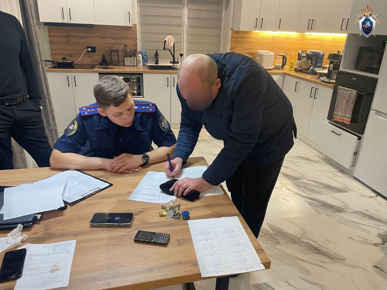 Начальника спецбольницы ГУФСИНа подозревают во взятке в виде строительного вагончика В местном СК выяснили на протяжении года мужчина крышевал заключенных закрывал глаза на нарушения разрешал пользоваться телефоном и давал возможность обустраивать камеры За это подозреваемый получал подарки телевизор вагончик и стройматериал Последнего кстати на сумму больше 150 тысяч В квартире уже провели обыски Сейчас решается вопрос о мере пресечения Подписаться   Мы в MAX