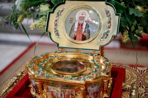 1 и 2 августа в Курске будет пребывать ковчег с мощами святителя Тихона  Помолиться у святыни можно будет в Воскресенском храме Знаменского мужского монастыря  он расположен за Знаменским собором  с 07:00 до 20:00.  По благословению Святейшего Патриарха Кирилла, принесение ковчега с мощами святителя Тихона охватит не менее 90 крупных городов России и Беларуси.   фото с сайта Курской епархии  Сейм   Курская область