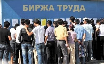 В Кыргызстане самый низкий уровень безработицы в регионе, но у населения проблемы с трудоустройством  По данным Международной организации труда, среди стран Центральной Азии самый низкий уровень безработицы зафиксирован в Кыргызстане - 3,3%.  Самый высокий уровень безработицы - в Таджикистане - 11,6%.  В других странах региона показатели безработицы примерно схожие: в Туркменистане - 4,3%, в Узбекистане - 4,5%, в Казахстане - 4,8%.  Однако основные проблемы, которые стоят перед Кыргызстаном, это нехватка рабочих мест, рост цен и качество электроснабжения. Об этом рассказал экономист Айбек Аширов на презентации исследования социально-экономического благополучия населения, проведенного Всемирным банком.  По словам эксперта, по мере снижения инфляции акцент все больше смещается с ценовых вопросов на проблемы по созданию рабочих мест.  "Обычно городские домохозяйства отмечали цены, а не рабочие места, но в 2024 году главным вопросом для них тоже стали рабочие места", - отметил Аширов.