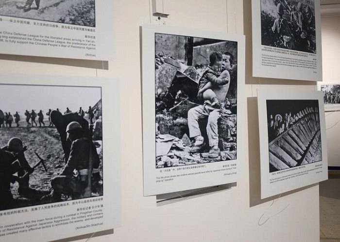 В Челябинске покажут фотохронику победы СССР и Китая над Японией В главном музее Челябинска готовится к открытию выставка посвященная 80 летию Победы советского и китайского народов над Японией Десятки архивных фотографий отправят гостей в путешествие во времени рассказывая о героизме стойкости и сплоченности народов в годы Второй мировой войны Эта война была самой продолжительной масштабной и дорогостоящей национально освободительной войной китайского народа против иностранного вторжения с начала периода новой истории а также первой национально освободительной борьбой завершившейся полной победой подчеркнули в правительстве В экспозицию в Государственном историческом музее Южного Урала вошли архивные снимки предоставленные Генконсульством КНР в Екатеринбурге На уникальных кадрах люди сплотившиеся перед общей бедой чья стойкость и героизм позволили добиться Победы в войне Подписаться на vecherchel Голосовать за канал