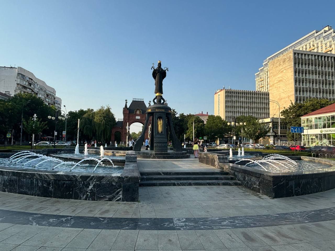 В 2025 году Краснодар принял 1 5 миллиона туристов Почти 40 гостей ограничились однодневными поездками и только около 10 провели в городе две недели Чаще всего туристы прибывали летом однако этот период характеризовался невысокой продолжительностью пребывания с июня по август был зафиксирован примерно 30 годового потока посетителей поскольку Краснодар в это время преимущественно служил транзитным пунктом на пути к курортам Черного и Азовского морей Югополис Прислать фото или видео