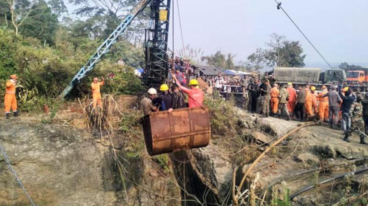 В результате взрыва на нелегальной угольной шахте на северо востоке Индии недалеко от границы с Бангладеш погибли по меньшей мере 18 человек Начальник местной полиции Викаш Кумар заявил что взрыв скорее всего был вызван применением динамита Несмотря на характер добычи премьер министр Нарендра Моди выразил соболезнования семьям погибших и объявил о выплате компенсации в размере 2 лакхов рупий из Национального фонда помощи
