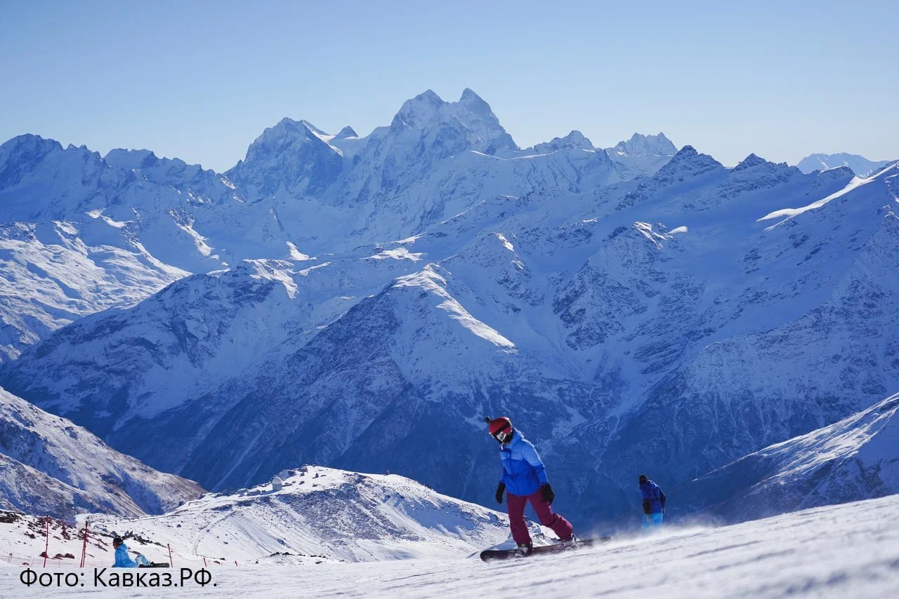 На Эльбрусе раньше обычного начинается зимний сезон Курорт Эльбрус впервые в своей истории начнет зимний сезон 1 ноября Для катания в предстоящие выходные в тестовом режиме будет открыта самая высокогорная трасса страны Гарабаши Мир сообщает Кавказ РФ Запустить катание в рекордные сроки стало возможным благодаря снежной погоде на высотах от 3000 и выше и конечно благодаря профессионализму команды эксплуатации Эльбруса Все службы курорта техника канатные дороги люди готовы начать сезон в любой день ждали отмашки только от небесной канцелярии Снега много готовы принимать изголодавшихся горнолыжников комментирует Андрей Юмшанов генеральный директор Кавказ РФ Подробно