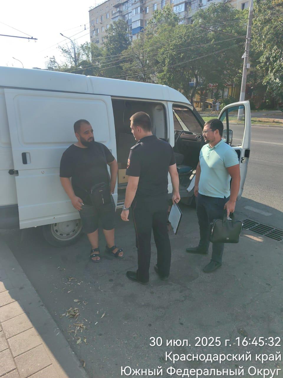 Проведено рейдовое мероприятие по пресечению несанкционированной торговли ℹ Специалисты администрации при содействии участковых уполномоченных полиции ОП п. Калинино УМВД России по г. Краснодару провели рейд на ул. им. 40-Летия Победы, вблизи строения 144/4. На данном участке регулярно фиксировалась незаконная торговля с припаркованных вдоль тротуара автомобилей. В ходе мероприятия выявлено лицо, осуществляющее несанкционированную торговлю с транспортного средства. В отношении него составлены: протокол по ст. 3.8 608-КЗ "Об административных правонарушениях"; протоколы по ст. 14.1 и 19.1 КоАП РФ. Автомобиль, использовавшийся для незаконной предпринимательской деятельности, изъят как предмет административного правонарушения и помещён на специализированную стоянку. Материалы направлены в суд для принятия решения.