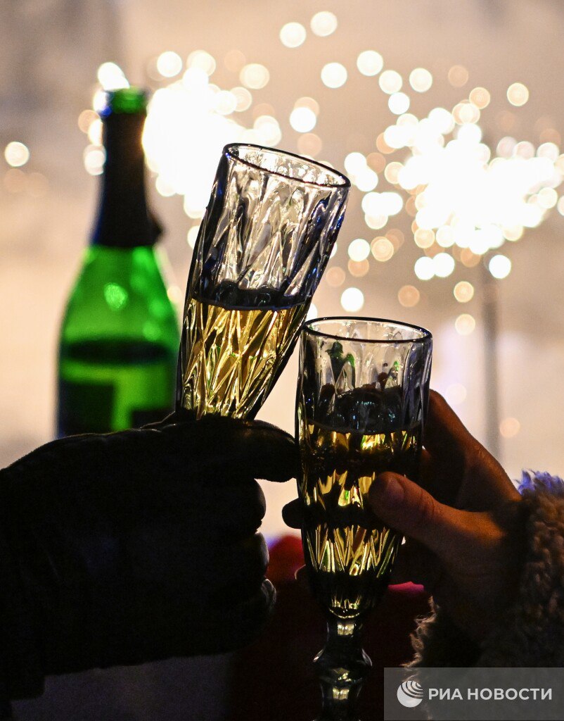 Роскачество представило рейтинг лучших игристых вин в рамках ежегодного проекта Винный гид России Лучшими белыми брютами среди вин изготовленных классическим методом были признаны Brut d Or Блан де Блан Абрау Дюрсо 2021 год 4 51 балла Brut d Or Блан де Нуар Абрау Дюрсо 2021 год 4 47 балла Блан де Блан Фанагория 2019 год 4 42 балла Лучшими белыми брютами среди вин изготовленных методом Шарма резервуарный метод стали Квинтэссенция Рислинг Зект Касание Мысхако 2024 год 4 37 балла Пар ла Мер Пино Блан Шато Тамань 2024 год 4 32 балла Артэ Прóсека Аристов 2024 год 4 30 балла Подписаться на РИА Новости