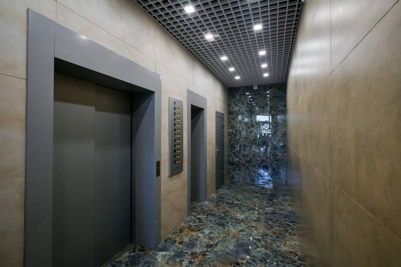 В России прогнозируют риск дефицита плитки и керамогранита в 2026 году Эксперты связывают возможный дефицит стройматериалов с ожидаемым ростом спроса после снижения ключевой ставки ЦБ Особую уязвимость этих категорий подтверждает статистика 2025 года когда несмотря на общее падение рынка спрос на плитку снизился всего на 10 а в некоторые месяцы и вовсе фиксировались дефицитные пики Производители опасаются что не успеют отреагировать на резкое оживление строительной активности поскольку заранее создавать достаточные запасы слишком рискованно kvadratnymaster Фото медиасток рф