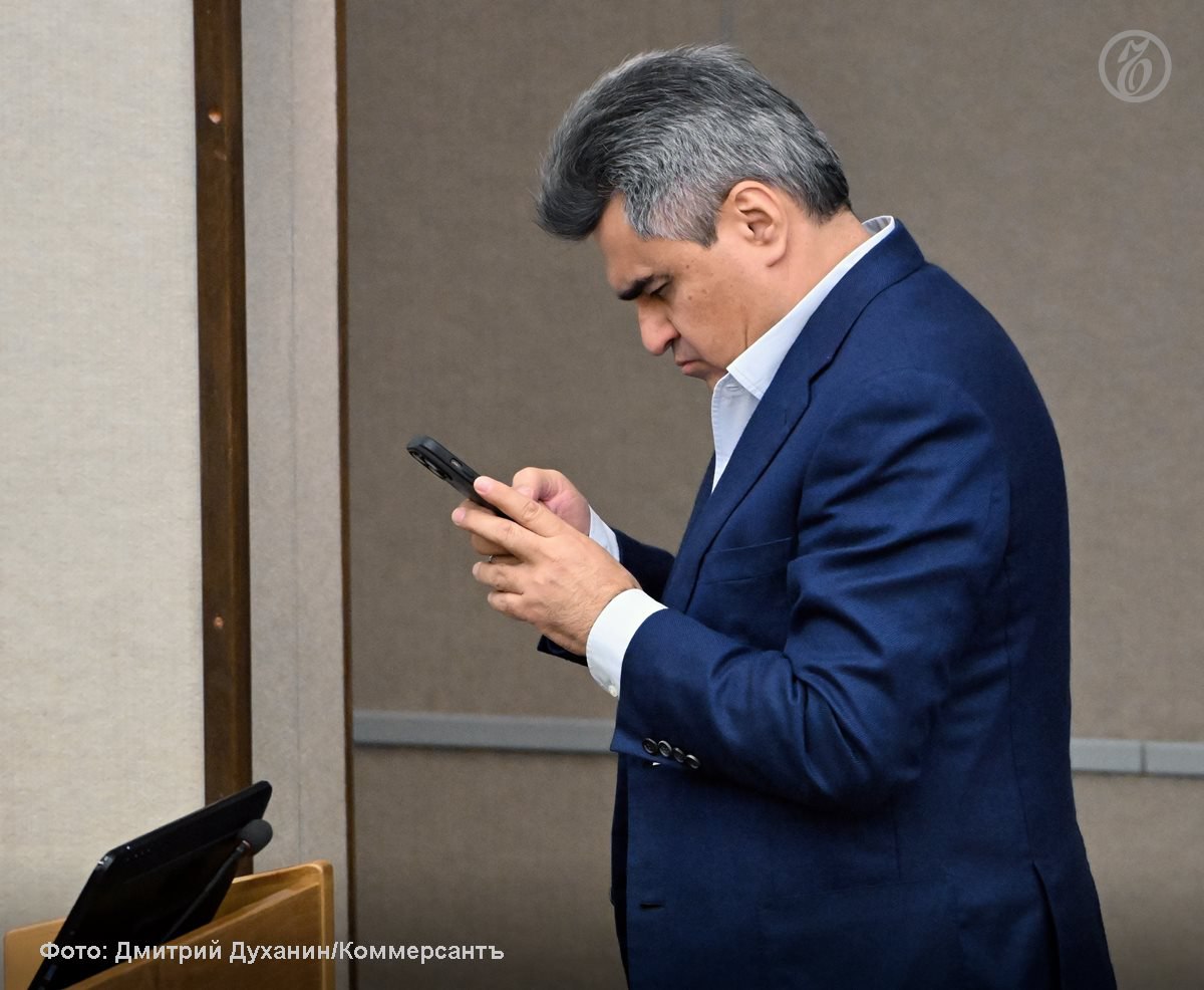 Главным инструментом общения депутатов Госдумы с россиянами остается Telegram Таков главный вывод исследования с результатами которого ознакомился Ъ Кружки в Telegram записывают 116 парламентариев голосовые сообщения только 23 Во внимание принимались только две платформы Telegram и ВКонтакте поскольку размер депутатской аудитории в Одноклассниках существенно ниже а новый российский мессенджер Max полноценно запустился совсем недавно Выяснилось что в случае дублирования контента а более половины постов во ВКонтакте это именно дубликаты депутаты обычно предпочитают сначала публиковать текст в Telegram а затем переносить его на отечественную платформу в неизменном виде Что же касается тематики публикаций то большинство депутатов Госдумы интересуют внутриполитические и экономические вопросы Есть посты которые по оценке экспертов понять получится только при наличии законченного общего образования Ъузнал