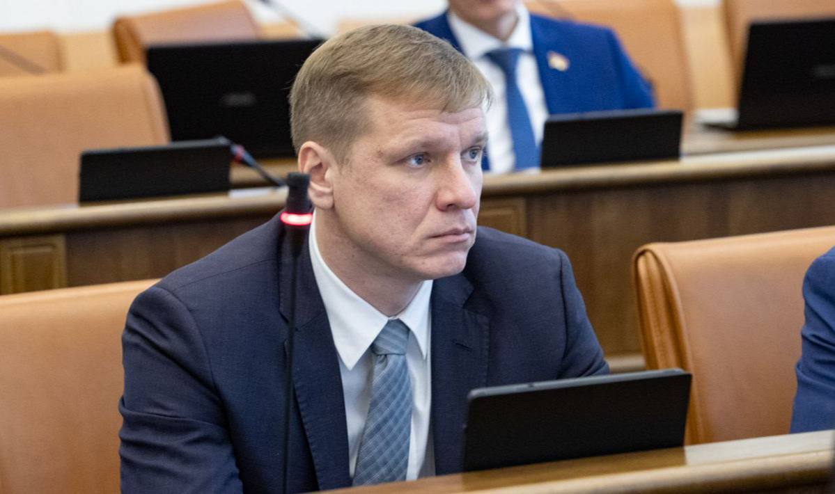 Александр Новиков Мы вместе с Правительством края системно делаем спорт доступным для жителей края Объём финансирования госпрограммы Развитие физической культуры и спорта увеличится на 604 2 млн рублей Подробнее об этом рассказал председатель комитета по спорту молодежной политике туризму и развитию общественной среды Александр Новиков Деньги будут направлены на строительство Центра адаптивных видов спорта и региональный центр по регби в Красноярске устройство модульного бассейна умных спортивных площадок в территориях Развитие массового спорта это национальная цель обозначенная президентом и одно из приоритетных направлений народной программы Единой России Мы системно на протяжении нескольких лет вместе с Правительством края делаем спорт доступным для жителей разного возраста занимаемся созданием инфраструктуры для занятий спортом в регионе Важно что несмотря на непростой бюджет эти приоритеты сохраняются а работа продолжается Еще одна главная задача над которой работаем не только построить комплексы но и обеспечить специалистами Как раз проект Дворовый тренер который начал реализацию в этом году ее решает Единая Россия на Енисее ВК ОК МАХ