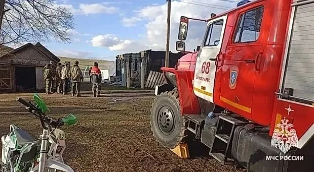 В горящем доме погибла женщина 28 апреля в селе Кунакулово Бижбулякского района огнём охватило бревенчатый дом На место происшествия оперативно прибыли экстренные службы В сгоревшем доме было обнаружено тело 64 летней женщины Выясняется причина пожара БСТ в Telegram БСТ в МАХ