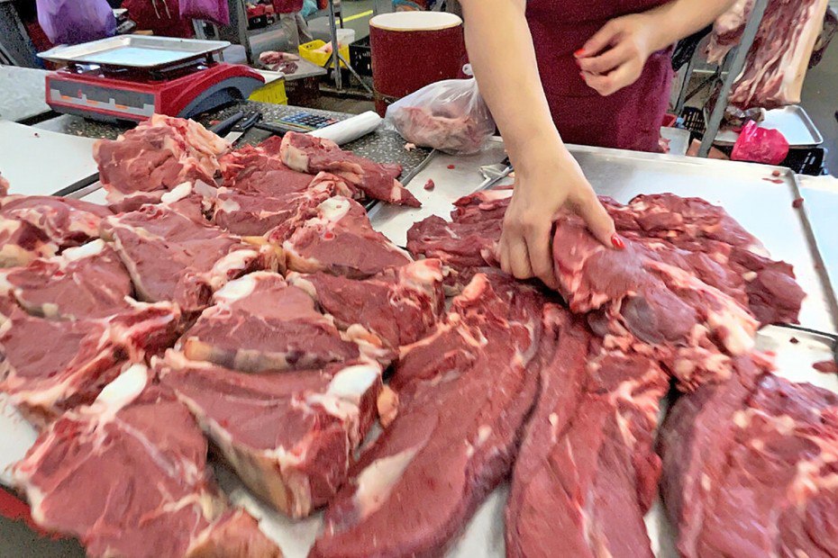 В Якутске Россельхознадзор поймал предпринимателя на продаже мяса без документов. На одном из рынков города обнаружили оленину, говядину и свинину из Алтайского края без электронных ветеринарных сопроводительных документов  эВСД . Это значит, что происхождение и качество мяса под вопросом. Проверка также выявила 23 непогашенных эВСД за 2025 год, хотя их гашение должно производиться в течение одного дня после поступления товара. Будьте внимательны при покупке мяса и проверяйте маркировку и сроки годности!    ЯкутияИнфо // Все новости Якутии на