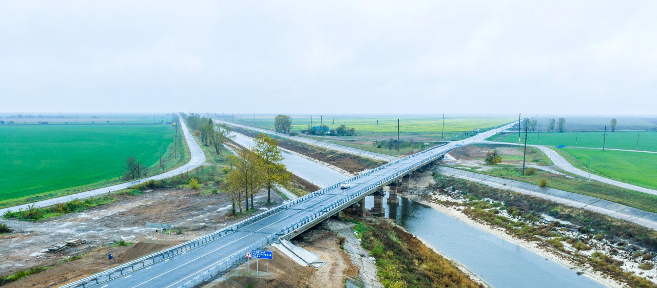 За 3 года в Донбассе и Новороссии восстановлены 69 искусственных сооружений По программе этого года движение запустили по 9 таким объектам общей протяжённостью 730 метров Под контролем Автодора продолжаются работы ещё на двух Среди отремонтированных сооружений 40 метровый мост через реку Грузская в Макеевке ДНР по которому в августе запустили движение а также 60 ти метровый мост через реку Лугань в ЛНР В Херсонской области в ходе капремонта участка трассы Новая Каховка Геническ обновили мост через Каховский канал Сейчас продолжаются работы в Енакиево Донецке и Луганске Мосты и путепроводы это неотъемлемые а зачастую и ключевые дорожные элементы Они неспроста относятся к числу наиболее технически сложных задач в дорожном строительстве и поэтому важно наряду с обновлением дорожного полотна приводить в порядок и их Подписывайтесь на мой канал в МАХ