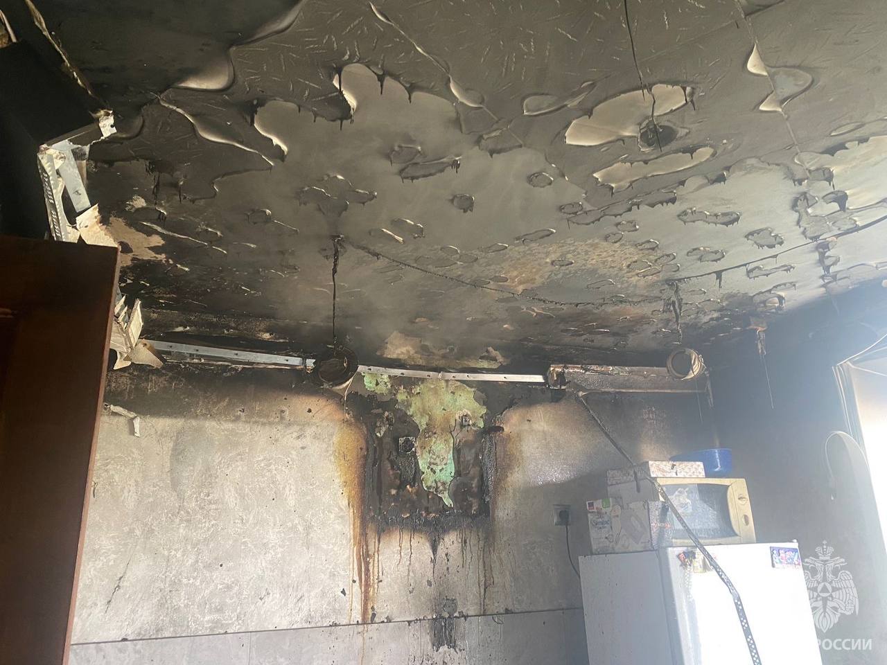 На пожаре в Орске спасены 3 человека На улице Жукова в квартире на 4 этаже девятиэтажного дома загорелся кухонный гарнитур. Из задымленного подъезда с верхних этажей сотрудники МЧС России при помощи спасательных устройств вывели 3 человека. Пострадавших нет. Огонь на 4 квадратах тушили 10 пожарных и 4 единицы техники. Причина - неосторожное обращение с огнем. Пожары в жилье чаще всего возникают из-за: неосторожного обращения с огнем; курения в состоянии алкогольного опьянения; перегрузки электросети; неисправных печей и обогревателей. Единый номер экстренных служб - 112