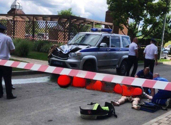 В Анапе мужчина упал из окна многоэтажки на автомобиль полиции  Очередной трагический инцидент произошёл в печально известном падениями людей из окон и с лоджий жилом комплексе «Раз. Два. Три», который находится на Анапском шоссе города-курорта. Как сообщают с места очевидцы, мужчина выпала из окна верхнего этажа одного из корпусов ЖК и, как видно на фото, прямо на капот служебного автомобиля ППС. Оперативно прибывшие медики начали сразу же проводить пострадавшему реанимационные манипуляции, а затем загрузили в карету скорой помощи, чтобы доставить в Городскую больницу. В соцсетях пишут, что 23-летний молодой человек, выпавший из окна, скончался по пути в больницу. Официальной информации о произошедшем пока нет.  фото
