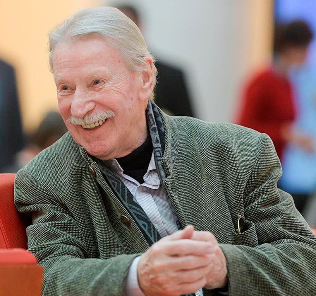 Умер актёр Иван Краско. Ему было 94 года. По данным СМИ, причина смерти — онкология. Кроме того, народный артист боролся с последствиями инсульта. Иван Иванович был доставлен в реанимацию с его дачи в Грузино под Петербургом 1 августа. В июне он жаловался на здоровье, даже отказывался от еды. По словам знакомых, последние месяцы он стал хуже видеть и слышать. Два года назад Краско пережил инсульт, он не чувствовал всю левую часть тела и лица. Он был женат четыре раза, у него осталось пятеро детей. Краско — народный артист РФ, известен благодаря ролям в кино «Господин оформитель», «Принц и нищий», «Эскадрон гусар летучих».