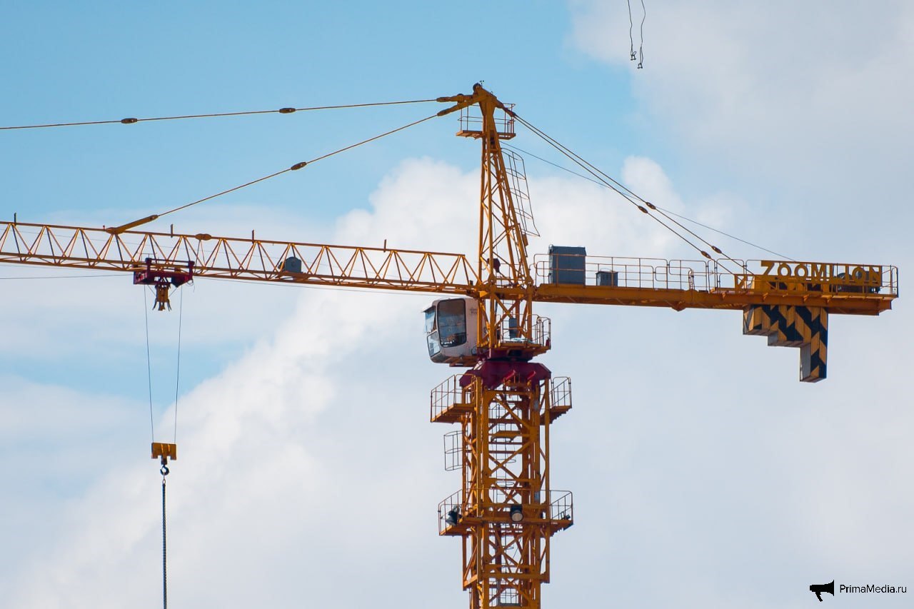 Резидент Свободного порта Владивосток специализированный застройщик Лео передумал строить жилой 16 этажный дом в районе переулка Пархоменко во Владивостоке Компания не сдержала взятое на себя обязательство и с большой долей вероятности лишится льгот преференциального режима Соглашение о реализации инвестпроекта по строительству дома ООО Лео заключило с Корпорацией развития Дальнего Востока и Арктики КРДВ еще в августе 2021 года В соответствии с документом компания должная была завершить проект в 2023 году но так и не приступила к его реализации По данным участников рынка построить новый объект на доступном земельном участке в окружении частного сектора изначально было нереально На данный момент генеральным директором и единственным владельцем ООО специализированный застройщик Лео является хорошо известный в строительной отрасли Приморья Александр Табаченко К примеру этот бизнесмен был руководителем и совладельцем компании Спеко Инвест а в начале нулевых возглавлял КГУП Госпродагентство Приморского края В настоящее время Табаченко имеет доли в ряде компаний специализированных застройщиков в том числе Владжилстрой Лидер ДВ Скат Восток Лидер Подписывайтесь на PrimaMediaBiz