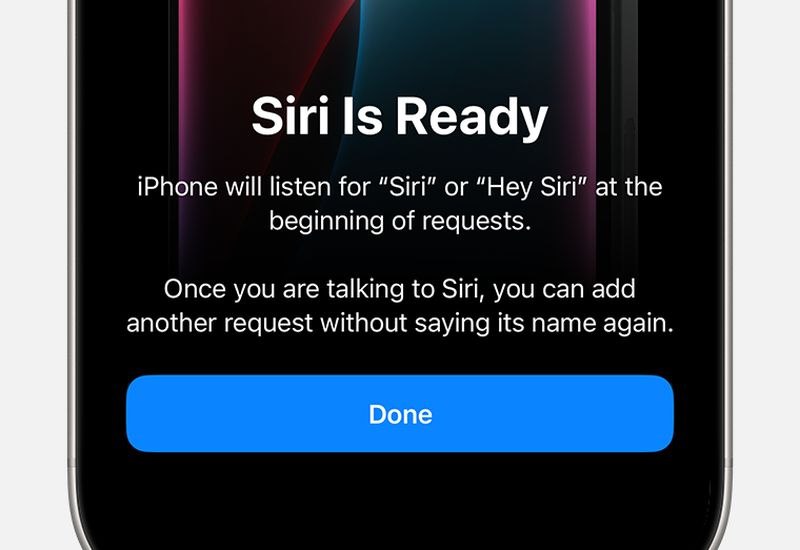 Apple планирует ввести новый поисковый инструмент с интеграцией искусственного интеллекта в Siri весной 2026 года Этот инструмент предварительно названный World Knowledge Answers Ответы из мировой базы знаний должен помочь компании конкурировать с такими гигантами как OpenAI и Google Siri переосмыслит подход к поиску позволяя использовать текстовые запросы фотографии видео и геолокацию для более точных ответов Кроме того ожидается что она будет лучше справляться с последовательными запросами что до сих пор остается её слабым местом Новая версия Siri получит обновленный поиск и блок обобщения информации а также может позитивно изменить пользовательский интерфейс и возможности домашней электроники Apple Совместимость с браузером Safari и Spotlight также запланирована Ожидается что изменения станут частью iOS 26 4 Подробнее о планах Apple можно прочитать в статье от Bloomberg Unlim AI
