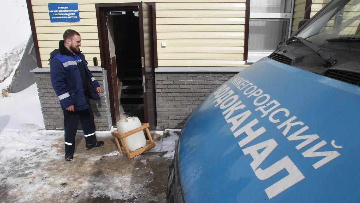 Бюджет растворят в воде  Министерство энергетики и ЖКХ Нижегородской области направит 1 млрд руб. из резервного фонда региона на рефинансирование кредитов АО «Нижегородский водоканал», превысивших 4 млрд руб. Соответствующую поправку к областному бюджету депутаты заксобрания планируют принять 27 февраля.  Фракция КПРФ полагает, что водоканал как акционерное общество должно самостоятельно обслуживать свои коммерческие займы.  Остальные депутаты и чиновники правительства настаивают, что без бюджетной поддержки ресурсоснабжающая организация не переживет 2025 год или будет вынуждена увеличить тарифы в два-три раза.  Фото: Роман Яровицын, Коммерсантъ    Подписывайтесь на «Ъ-Приволжье» Оставляйте «бусты»