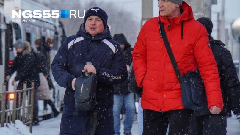 ‍ Статистики рассказали, сколько мужчин в Омской области    Представители сильного пола оказались в меньшинстве - на 1000 женщин приходится всего 855 мужчин. Всего в регионе 867 тысяч мужчин.    Средний возраст жителя региона – 38,1 год.   Чаще всего омичи женятся в возрасте 25-29 лет и после 45 лет.    Омичи остаются сторонниками ЗОЖ: курит лишь треть мужчин, каждый пятый занимается спортом, а каждый десятый следит за своим рационом и регулярно ест овощи и фрукты.