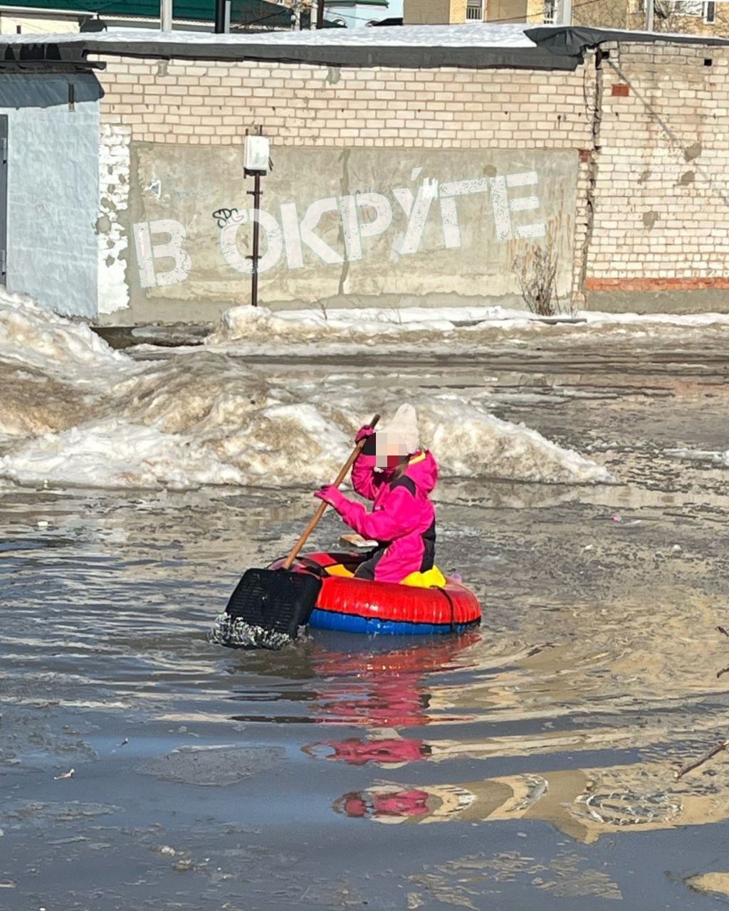 Дети плавают по луже на тюбингах в Перми  Такое развлечение заметили в Кондратово. Вместо лодки — тюбинг, а вместо весла — лопата.   Админ тоже так хочет     : ТГ/ В округе