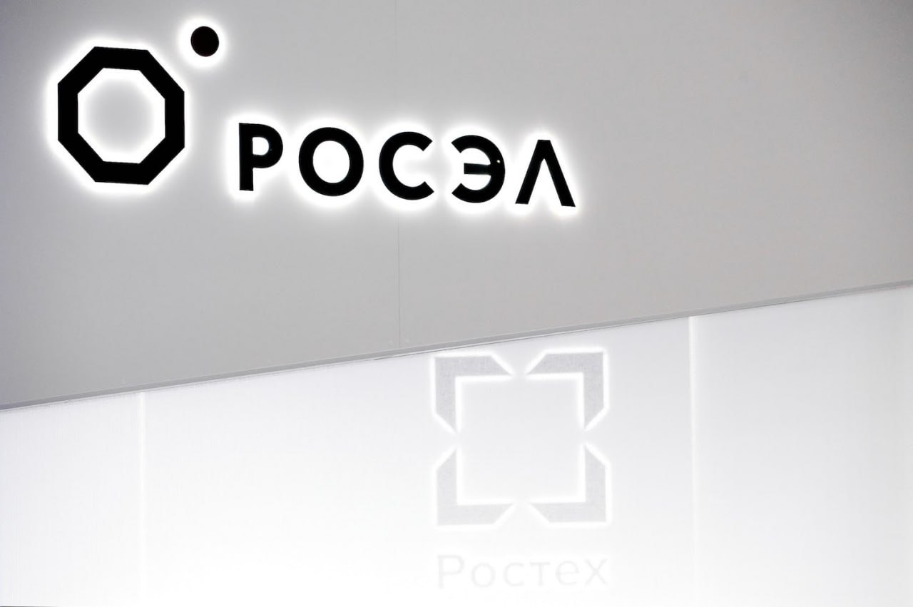 Агродроны Ростеха получили сертификаты Росавиации Наш холдинг Росэл получил сертификаты Росавиации на три типа беспилотных авиационных систем БАС сельскохозяйственного назначения Эти беспилотники также включены в реестр российской промышленной продукции   Изделия самолетного типа с вертикальным взлетом и посадкой Феникс Э с электрической силовой установкой и Феникс ДГ с гибридной Они предназначены в первую очередь для визуального и инструментального мониторинга территорий   Дрофа С выполнена по мультироторной схеме с электрическими двигателями Эта БАС может применяться для распыления жидких удобрений Дроны оснащены отечественной системой автоматического пилотирования и навигации которая позволяет выполнять полеты в автоматическом режиме но с возможностью перехода на ручное управление Связь между БАС и наземной станцией защищена от внешних воздействий и помех а также дублируется резервными каналами rostecru