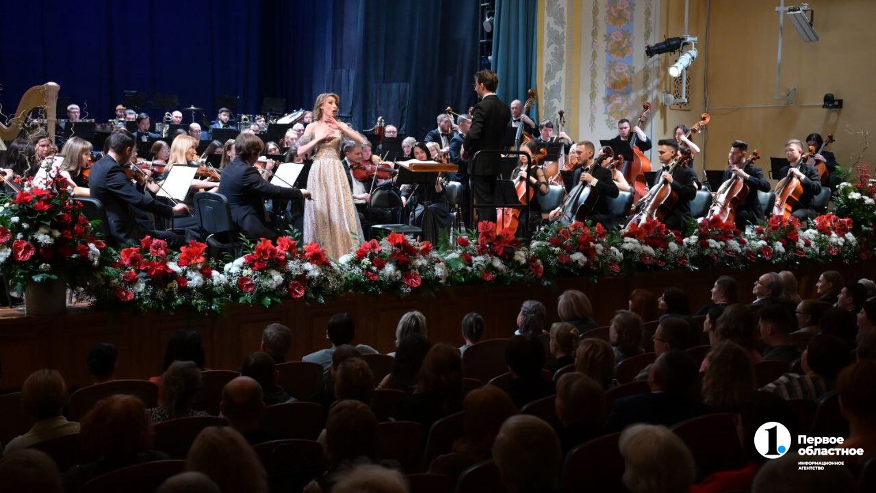 Звезды мировой оперы выступят в Челябинске в окружении тысячи живых цветов На традиционный предновогодний вечер Торжество классики 6 в Концертный зал Прокофьева приедут солисты Большого и Мариинского театров Юлия Сулейманова и Иван Гынгазов 19 декабря вместе с симфоническим оркестром области они исполнят фрагменты из произведений Чайковского Римского Корсакова Верди Бизе Пуччини Глазунова Кстати специально для концерта зал украсят цветами odinoblculture