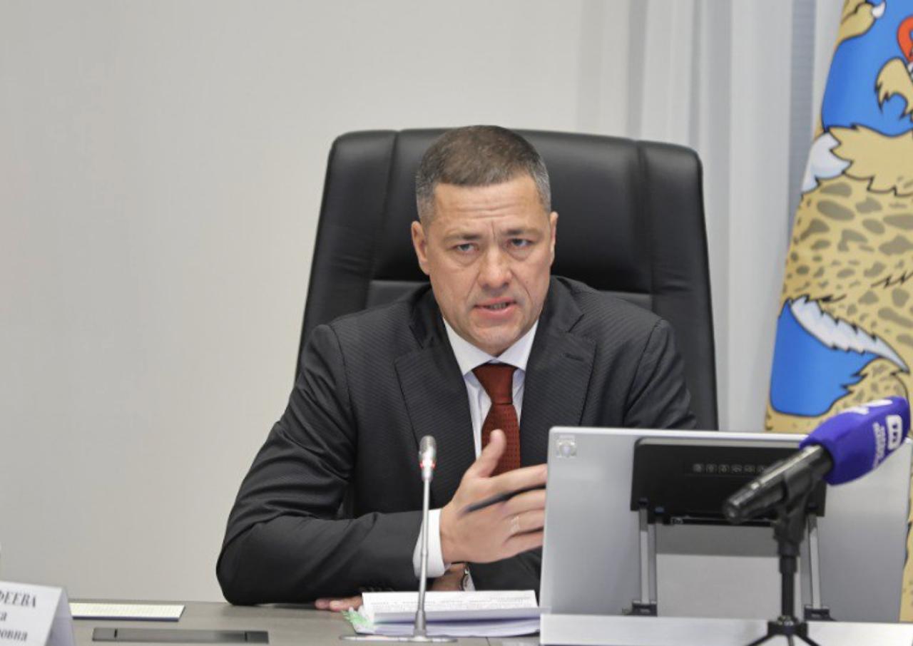 Губернатор Псковской области Михаил Ведерников об ограничениях в работе мобильного интернета. Подавляющее большинство регионов ввели аналогичные ограничения. Специальные службы работают круглосуточно и имеют право принимать такие решения на основании оперативной информации по полномочиям, данным президентом. Сроки снятия ограничений не определены: «Ответа на этот вопрос нет, это всё равно, что пытаться ответить в начале пандемии, когда она закончится». Мир изменился навсегда, и «прежним он уже никогда не будет». Угроза может затронуть не только критическую инфраструктуру, но и жилые дома, детские сады, школы, спортивные секции. Безопасность превыше всего: «Безопасность в наше время превыше всего, и пренебрегать этим точно не нужно», «я никогда не сделаю так, чтобы поставить комфорт выше безопасности и жизни самых главных людей и сохранности критически важных инфраструктурных объектов». Власти работают над минимизацией неудобств в ближайшее время. Серьёзная группа специалистов несколько дней работает над поиском решений. Стационарный интернет и Wi-Fi не попали под ограничения. В аэропорту Пскова запущен локальный интернет для вылетающих и прилетающих пассажиров. Планируется создание локального доступа в интернет в нескольких других локациях.