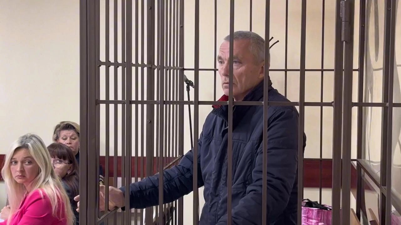 Нижегородец на УАЗе наехал на мужчину и попытался зарубить его топором История произошла в Богородске 4 сентября Между мужчинами произошел конфликт у одного из магазинов Обвиняемый сел за руль УАЗ Хантер и наехал на неприятеля Затем вышел из машины с топором и попытался ударить пострадавшего Тот увернулся и смог убежать У мужчины зафиксировали множественные травмы На нападавшего возбудили уголовное дело о покушении на убийство Я прошу оставить меня на свободе под домашним арестом потому что отец вы сами видите какой Без меня он просто не справится Препятствовать ни суду ни следствию я не собираюсь заявил задержанный на заседании суда Суд отправил обвиняемого под стражу на два месяца Подпишись Предложи новость
