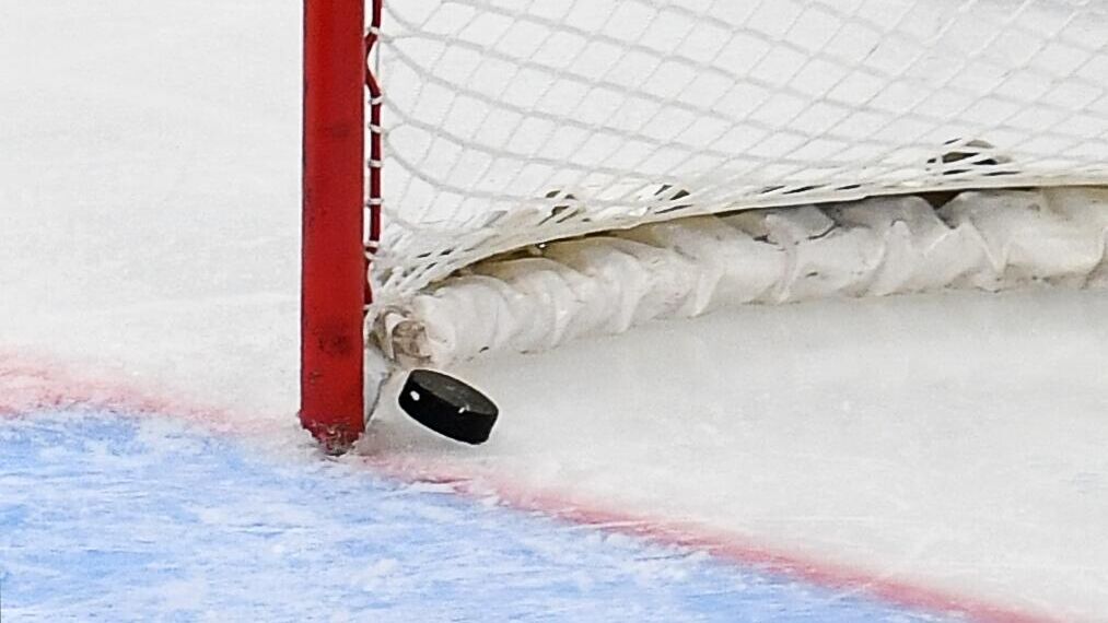 Шанхайские драконы с высокой долей вероятности проведут следующий сезон в Санкт Петербурге заявил генеральный директор клуба Континентальной хоккейной лиги КХЛ Сергей Белых В июле 2025 года китайский клуб Куньлунь Ред Стар сообщил что проведет сезон 2025 26 на СКА Арене в Санкт Петербурге В августе команда объявила о смене названия на Шанхайские драконы и сохранении планов выступать в российском городе С момента основания в 2016 м Куньлунь проводил домашние матчи в Китае а с 2020 года выступал в Мытищах переехав в подмосковный город из за ограничений связанных с коронавирусом в Китае Президент КХЛ Алексей Морозов в декабре сообщил что в марте клуб проведет матч регулярного чемпионата в Шанхае Следующий сезон с высокой долей вероятности мы проведем в Питере В марте состоятся матчи в Шанхае которые будут для нас важными тестами Надеюсь что у многих будет возможность посетить Шанхай Это один из топ городов мира его можно сравнивать с Москвой сказал Белых журналистам