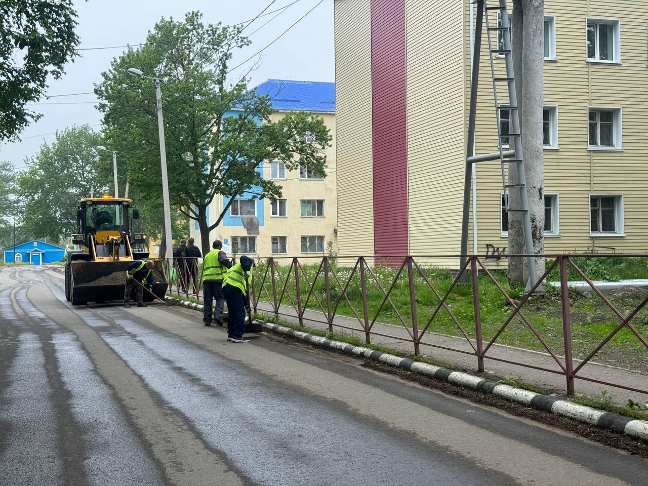 Дорожные службы проводят работы по уборке дорог в рамках летнего содержания В рамках летнего содержания автомобильных дорог в Поронайском районе проводятся плановые работы по влажной уборке и очистке проезжих частей от мусора и смёта, пешеходных переходов, тротуаров и остановочных пунктов. Также планово проводятся работы по покосу травы вдоль автомобильных дорог. Сегодня дорожники приводят в порядок дороги в селе Восток