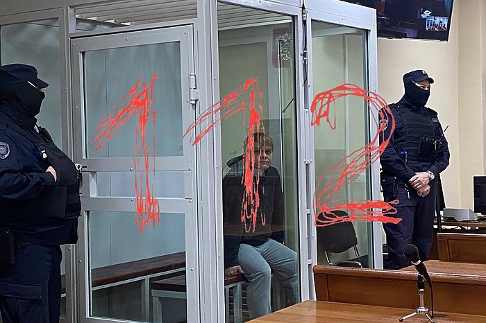 Следователи взрыв газа с 6 погибшими в подмосковном Ступино был задуманным убийством В Подмосковье следователи раскрыли подробности уголовного дела жителя подмосковного города Ступино Алексея Зарубина устроившего в 2022 году взрыв газа в результате которого погибли 6 человек в том числе его жена и дети Об этом во вторник сообщает РИА Новости По данным следствия в апреле 2022 года из за частых семейных ссор Зарубин решил убить супругу и своих детей инсценировав преступление под бытовой взрыв газа Как отмечается в приговоре он заткнул вентиляционное отверстие детским одеялом разгерметизировал газовую систему и дождавшись когда помещение заполнится газом закрылся в туалете и щелкнул зажигалкой Из за мощного взрыва обрушился подъезд многоэтажного жилого дома и погибли шесть человек в том числе супруга и двое детей осужденного Еще четверо жителей получили тяжкие травмы uralweb ru