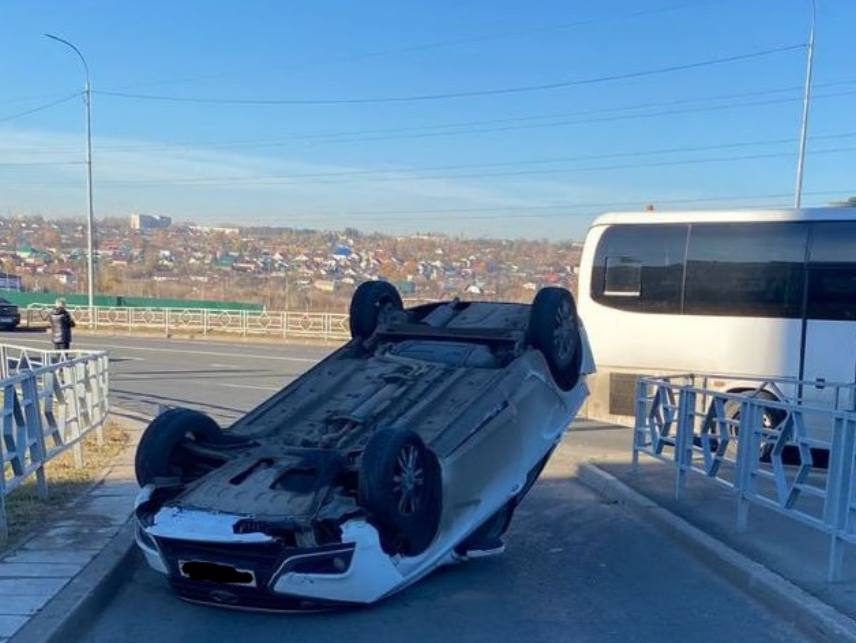 В Самарской области столкнулись Lada Vesta и автобус с 20 подростками  ДТП с участием легкового автомобиля и автобуса произошло в Самарской области утром во вторник, 15 октября в 8:20  MSK+1  в Волжском районе на пересечении улиц Петра Монастырского и Анетты Басс. Об этом сообщает региональное ГУ МВД  По информации полиции, автомобиль Lada Vesta под управлением женщины 1993 года рождения столкнулся с автобусом Higer и опрокинулся. В момент аварии в салоне автобуса ехали 22 пассажира, включая 20 несовершеннолетних, они не пострадали.   Помощь медиков потребовалась водителю легковой машины и ее пассажиру — женщине 1946 года рождения. Проводится проверка.  Фото: ГУ МВД по Самарской области