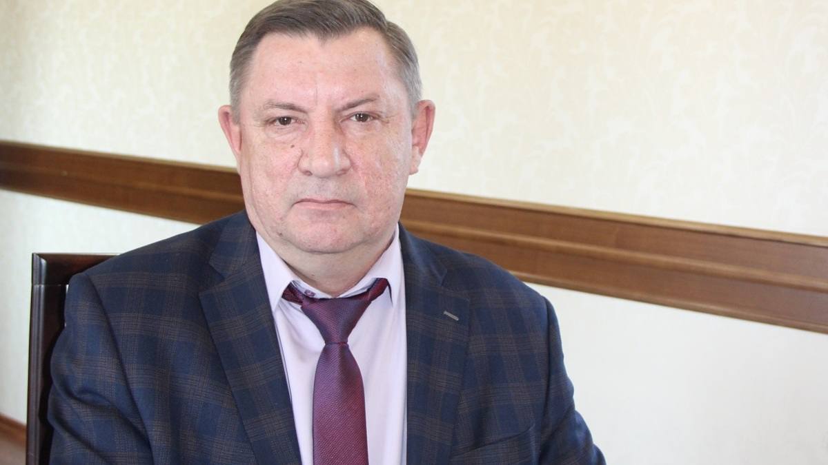 Глава района в Омской области фиктивно устроился в школу чтобы получать зарплату и стаж На главу Кормиловского района Вячеслава Бусса возбудили два уголовных дела о превышении должностных полномочий и мошенничестве сообщили в областной прокуратуре По данным следствия в 2021 году занимая пост председателя районного комитета по образованию Бусс фиктивно оформился в одну из школ чтобы получить педагогический стаж и зарплату Аналогичным образом он поступил и в 2024 году В Следственном управлении уточнили что чиновник не исполнял обязанности учителя но получил стаж необходимый для оформления досрочной страховой пенсии