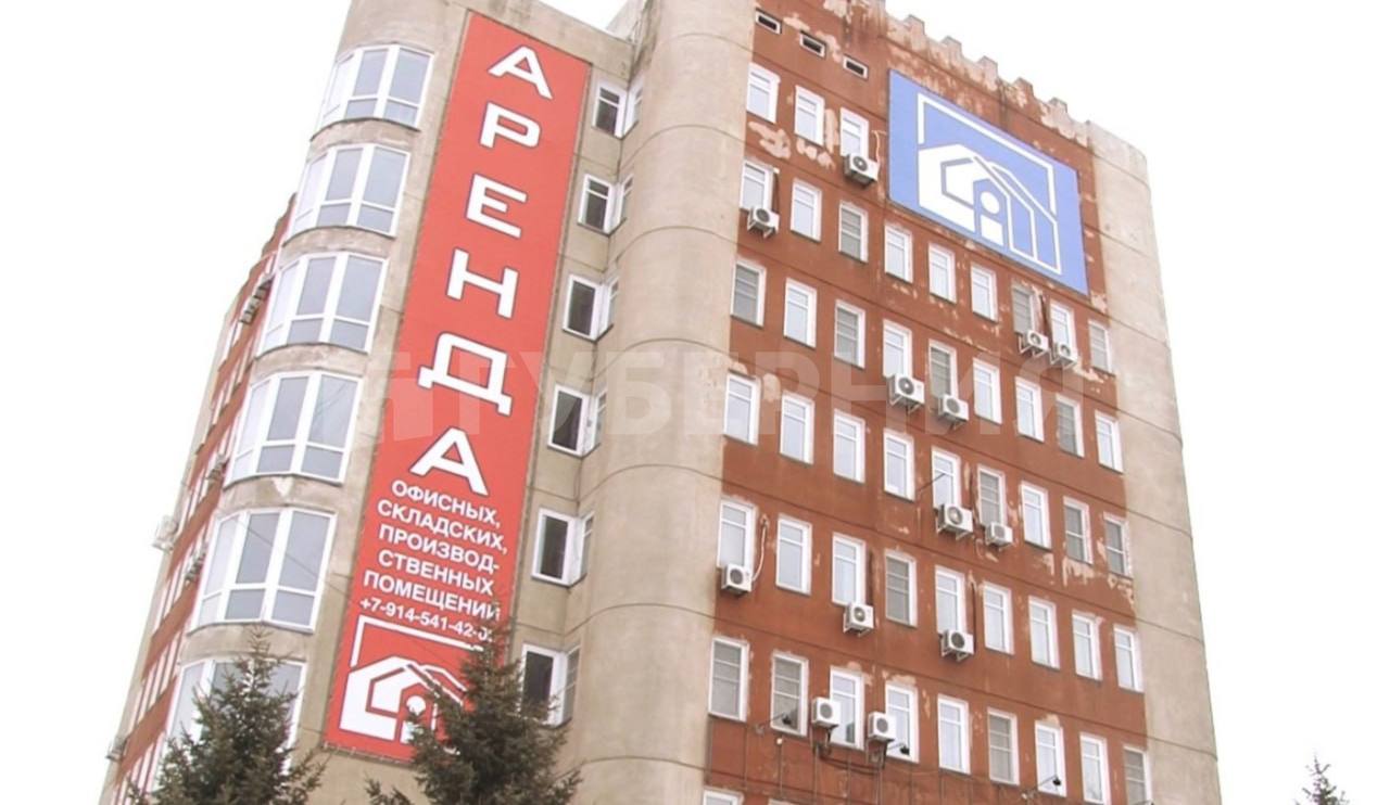 Уголовное дело в связи с невыплатой заработной платы рабочим домостроительного завода возбудил краевой следственный комитет после репортажа Губернии Основной фигурант директор предприятия В его отношении идет производство по делу по 145 й статье уголовного кодекса Ситуация с домостроительным заводом также стала предметом обсуждения на аппаратном совещании в правительстве края Зампред краевого правительства Алексей Колеватых сообщил что все не так плохо завод на плаву готов рассчитаться с сотрудниками А вовремя деньги людям не пришли из за задержки в оплате со стороны Минздрава В свою очередь у прокурора края Виталия Степанова информация более негативная По его мнению скорее всего завод уйдет в конкурсную процедуру банкротства Губернатор поручил в течение недели разобраться в ситуации и предложить решение проблемы завода промышленного и гражданского домостроения   Будь в курсе событий везде ОК VK MAX