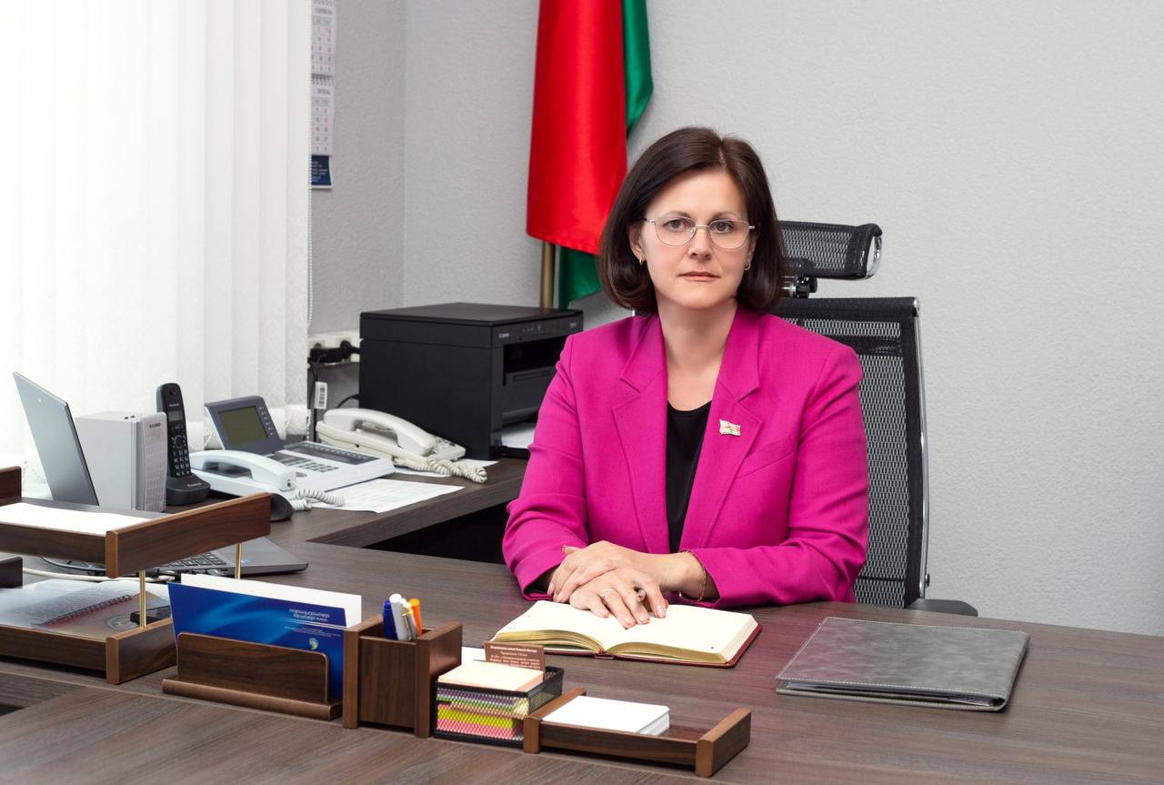 Могут ли дети не посещать учреждения образования в связи со сложными погодными условиями Начальник главного управления по образованию Могилевского облисполкома Людмила Здорикова Учреждения образования региона работают в штатном режиме и готовы организовать учебный процесс для любого количества детей Педагогический персонал работает в обычном режиме и выполняет свои функции в полном объеме Решение о посещении ребенком образовательного учреждения в случае непогоды принимается родителями исходя из состояния здоровья ребенка удаленности школы от дома и под свою личную ответственность В случае принятия решения о посещении школьного учреждения в дни с неблагоприятными погодными условиями родители должны обеспечить сопровождение обучающихся в школу и обратно домой  Читайте нас на САЙТЕ и в соцсетях Instagram ВК Одноклассники Facebook