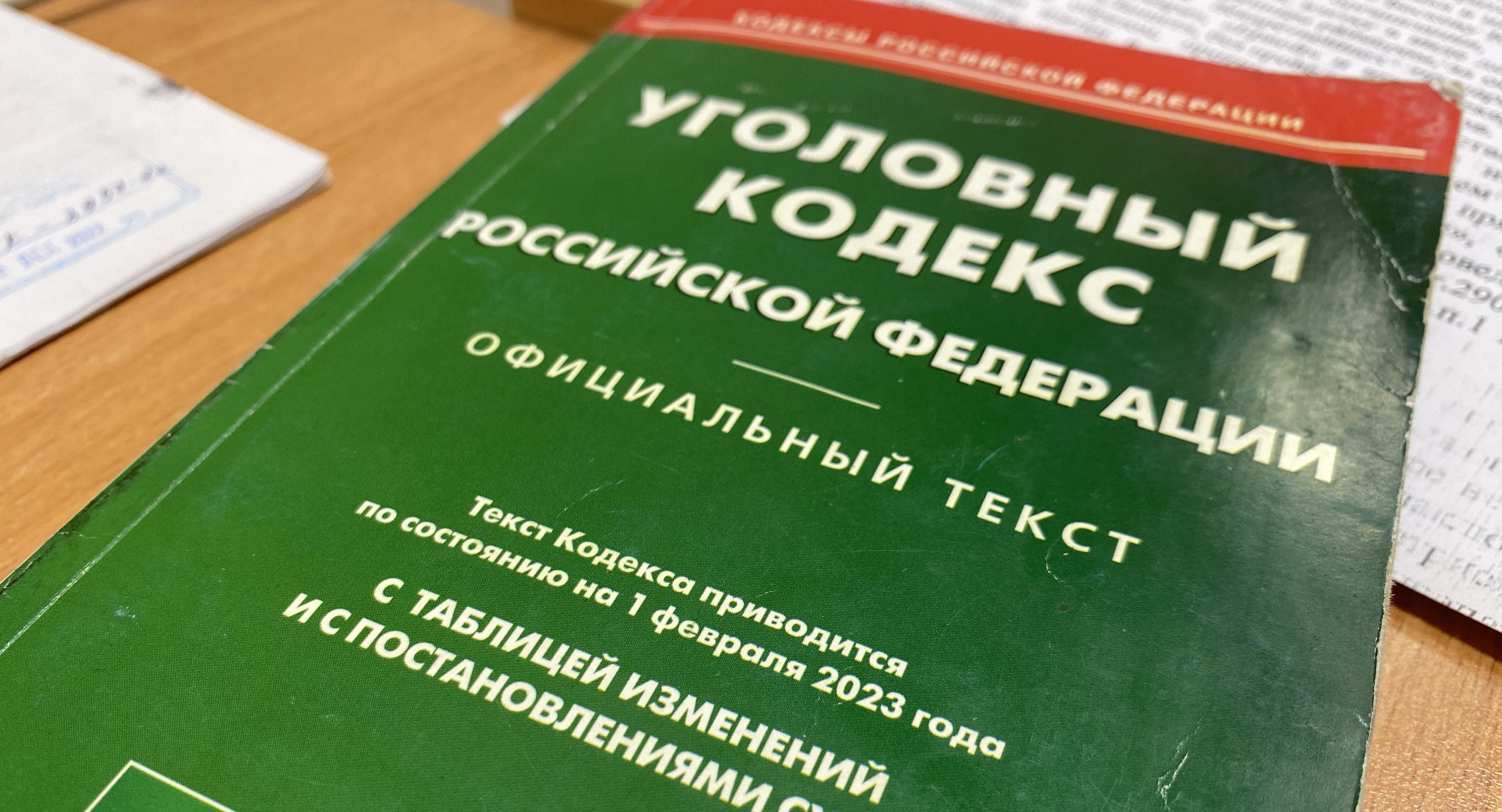 Перед судом предстанет бывший главный инженер спортивного комплекса города Брянска за причинение тяжкого вреда здоровью работника  ___  В апреле 2024 года главный инженер спортивного комплекса города Брянска без проведения соответствующего инструктажа и выдачи средств индивидуальной защиты в виде страховочной привязи и каски дал указание электромонтеру о проведении работ на высоте.     В результате нарушения требований охраны труда последний упал с высоты не менее трех метров и получил телесные повреждения, повлекшие тяжкий вред здоровью.    Уголовное дело рассмотрит суд.