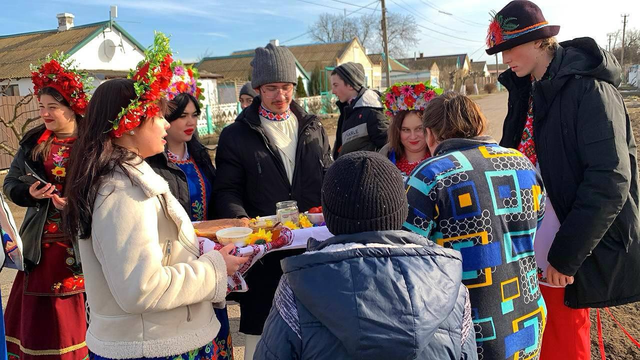 В Марьяновке прошли традиционные гулянья, посвященные прощанию с зимой  Марьяновский сельский Дом культуры совместно с воспитанниками порадовал жителей ярким праздником. Звонкие народные песни и задорные прибаутки создавали атмосферу веселья и радости.  Работники культуры подготовили насыщенную и колоритную программу к Масленице, а всех присутствующих угощали вкусными блинами и другими лакомствами.  "Пусть этот день принесет вам много радости, тепла и улыбок. Проведите масленицу с близкими, наслаждайтесь вкусными блинами и не забывайте загадывать желания. С масленицей, друзья, пусть каждый день будет наполнен яркими моментами и смехами," - поделилась заведующая Домом культуры Анастасия Носачук.  Праздник удался на славу!