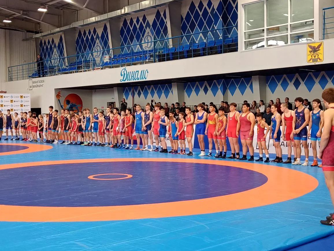 В Чите состоится Первенство ДФО про греко римской борьбе С 13 по 15 февраля в Чите пройдет Первенство Дальневосточного федерального округа по греко римской борьбе Соревнования пройдут в рамках государственной программы Спорт России В соревнованиях примут участие более 150 спортсменов из Хабаровского края Магаданской области Сахалинской области Чукотского автономного округа Республики Саха Якутия Приморского края Амурской области и Республики Бурятия Мы надеемся что такие соревнования вдохновят молодое поколение заниматься спортом и привлекут внимание к греко римской борьбе как к сильному и древнему виду спорта требующему не только физической силы но и тактического мышления отметил организатор Первенства Сергей Подойницын Соревнования пройдут по адресу улица Богомягкова 34 в зале спортивной борьбы Первенство начнется 14 февраля в 11 00 открытие соревнований пройдет в 13 00 а 15 февраля с 11 00 начнутся финальные поединки Президент России Владимир Путин поставил задачу не только вовлекать в занятия физической культурой и спортом как можно больше детей и молодежи но и отслеживать конечный результат этих занятий системно мониторить как улучшается здоровье ребенка повышается его успеваемость и общий уровень развития Для этого Президент предложил синхронизировать деятельность систем здравоохранения спорта и просвещения а также органов власти на местах В России развитию спортивной борьбы уделяется большое внимание Мы по праву гордимся именами и победами наших выдающихся борцов их вкладом в укрепление позиций этого зрелищного вида спорта в мире отмечал президент Российской Федерации Владимир Путин Читай нас ТГ VK MAX