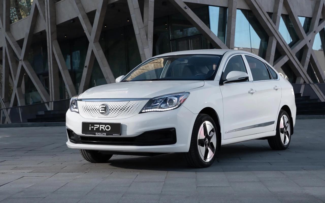 Evolute снял с производства седан i Pro Что касается причин то в компании заявили Autonews что модель исчерпала свой жизненный цикл При этом как отметили представители марки завершение производства не повлияет на гарантийные и сервисные обязательства компании Компания также обеспечит бесперебойные поставки запасных частей и доступность сервиса на базе СТО дилерских предприятий а также сервисных партнеров бренда и после окончания гарантийного времени пояснили Autonews представители Evolute