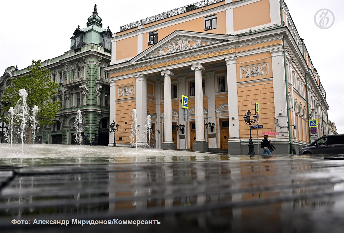Порядок формирования начальной максимальной цены контракта в госзакупках НМЦК следует реформировать к этому выступая 15 декабря в Совете федерации призвала вице президент ТПП РФ Елена Дыбова Необходимость в этом обусловлена неспособностью российских производителей конкурировать с более низкими ценами зарубежных компаний на базе которых и устанавливается НМЦК Поднятая проблема своеобразный парадокс внедрение заявленного решения будет способствовать росту цен на госзаказ и снижать конкурентоспособность госкомпаний по отношению к частным а сохранение нынешнего порядка тормозить расширение импортозамещения Подробнее в материале Ъ Подписывайтесь на Ъ Оставляйте бусты