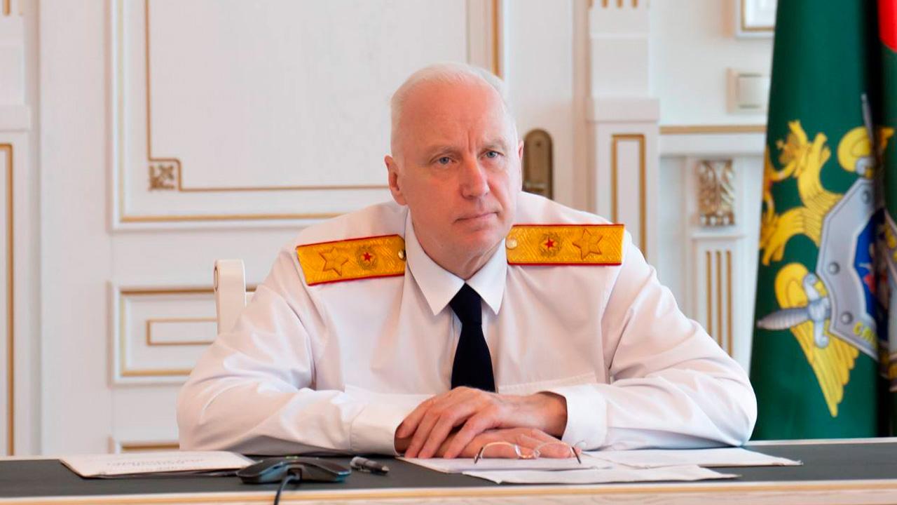 Расследованием "глухаря" в Оленегорске займется центральный аппарат СК Бастрыкин заслушал в режиме ВКС обращение родственника жертвы преступления. Останки северянина были найдены во время поисковых работ. Как сообщили в следственном комитете, по данному факту возбуждено уголовное дело по статье "Убийство", но виновные долгое время не установлены. Глава СКР поручил перевести расследование в центральный аппарат ведомства и усилить взаимодействие между подразделениями. "Раскрытие криминальных деяний прошлых лет является важнейшим этапом в процессе восстановления справедливости, эта работа определена одним из приоритетных направлений деятельности ведомства", - заявил Бастрыкин. Фото: Следком / ТГ Подпишись — Вести Мурман