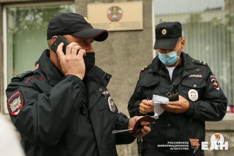 Полиция сорвала накануне вечеринку в Syndrome Bar По словам читателей ЕАН, панк-вечеринка началась 21 июня в 19.00. Через три часа в бар пришли сотрудники полиции вместе с дружинниками из русской общины. Силовики начали досматривать всех посетителей. «Сказали к стенке встать, руки за спину и молчать. Сумки на пол покидать, чтобы собака проверила. Дружинники кричали, чтобы лишний раз не болтали и не двигались, резких движений не делали», — рассказала одна из посетительниц. Цель рейда неизвестна. В пресс-службе городского УМВД визит полицейских в бар не комментировали.