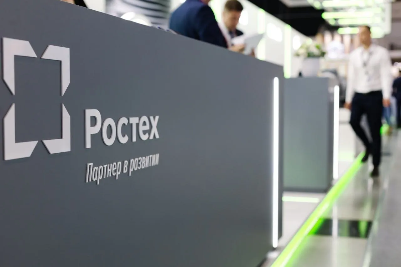 Ростех и инвесторы Китая договорились создать первый водородный грузовой коридор Наш холдинг РТ Развитие бизнеса подписал с консорциумом китайских инвесторов Меморандум о реализации первого трансграничного водородного коридора между Россией и КНР Проект предполагает   создание локализованных производств водорода и сети заправочной инфраструктуры вдоль магистральных трасс Это позволит обеспечить движение грузового автотранспорта на водороде между двумя странами   производство водорода из природного газа Это будет способствовать развитию технологий производства голубого водорода и придаст новый импульс развитию чистой энергетической транспортной системы в Дальневосточном регионе   возможность открытия совместного российско китайского международного инвестфонда Он будет финансировать масштабирование проекта вглубь обеих стран Российско китайский проект позволит серийно выпускать водородные грузовые тягачи с нулевым уровнем выбросов большим запасом хода быстрой заправкой и отличными пусковыми характеристиками в холодную погоду Такие машины идеально подходят для сурового климата и потребностей в дальних трансграничных перевозках на Дальнем Востоке Перевод части автомобильного грузопотока на такие автомобили сделает перевозки дешевле и резко повысит их экологичность сказали в Ростехе rostecru