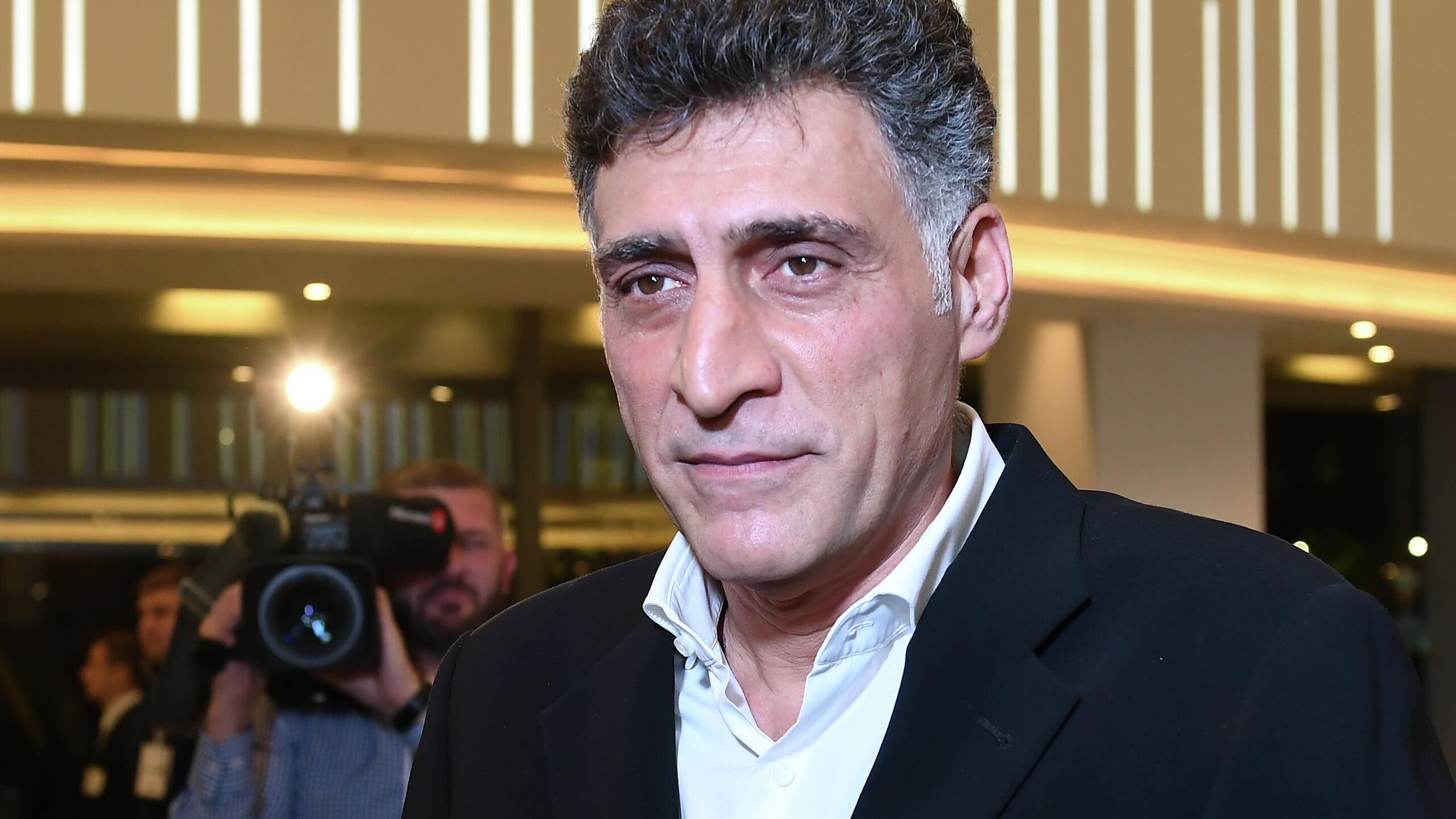 Главный редактор международной медиагруппы Россия сегодня и телеканала RT Маргарита Симоньян объявила об учреждении премии имени своего мужа режиссера Тиграна Кеосаяна Симоньян в канале на платформе Max написала что ее поразила и порадовала история с воспитательницами из оренбургского Бугуруслана Лией Галеевой и Людмилой Платоновой которые рискуя жизнью защитили детей от маньяка с ножом Учреждаю премию имени Тиграна Кеосаяна ред Премию я лично буду выдавать вот таким людям как эта воспитательница То есть просто хорошим правильным людям Выдавать я ее буду сама сказала Симоньян Она добавила что размер премии составит миллион рублей Она будет выдаваться по мере появления таких историй и людей не реже чем десять раз в год